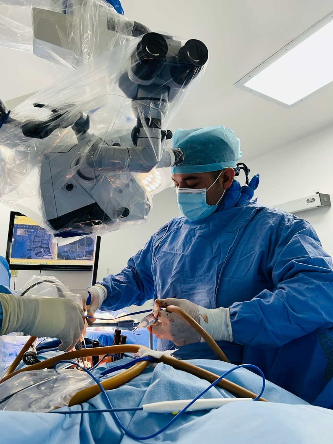 Dr. Roberto Carlos Pérez Limón en quirófano